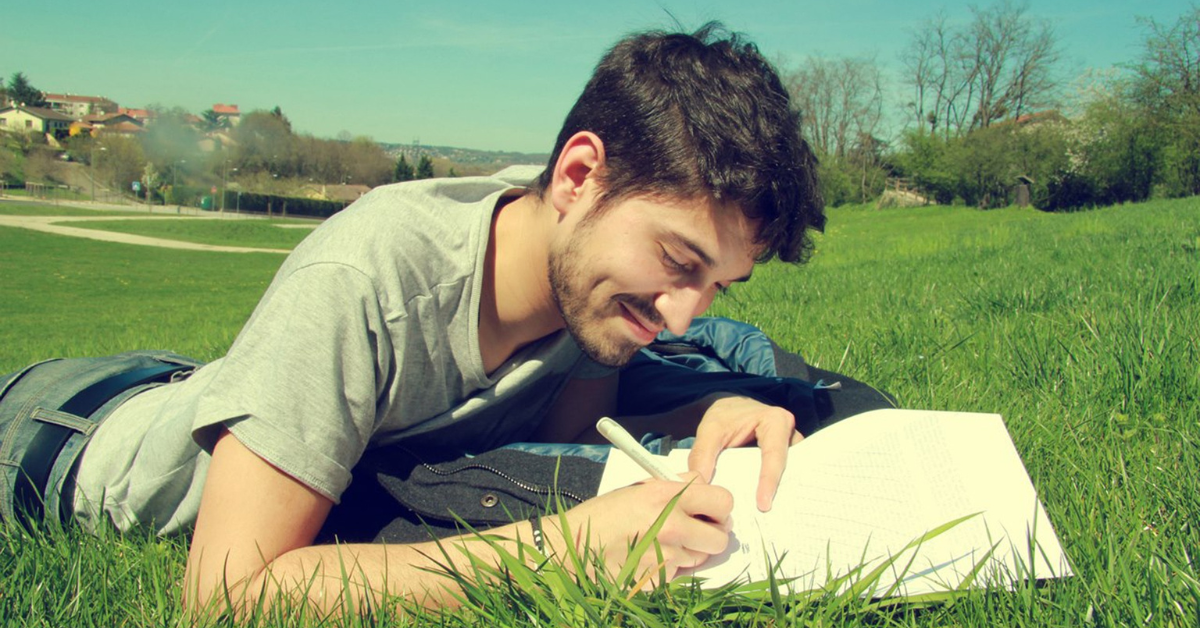 Man writing in a field - LeandroDeCarvalho/Pixabay